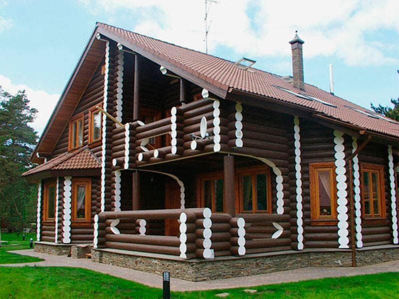 Проект дома 11,7 х 14,4 из бревна с террасами и балконом №31